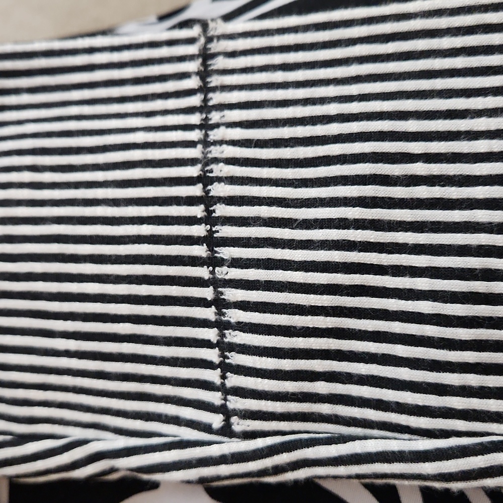 NWOT, Caution to the wind, women's blk/Wht top. V-neck, long sleeves, Sz L - Picture 6 of 6
